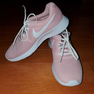 Nike Women's Tanjun Light Pink Sneakers (9.5)